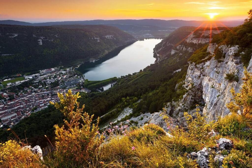 Joli Appartement En Face De Lac Nantua Exterior foto