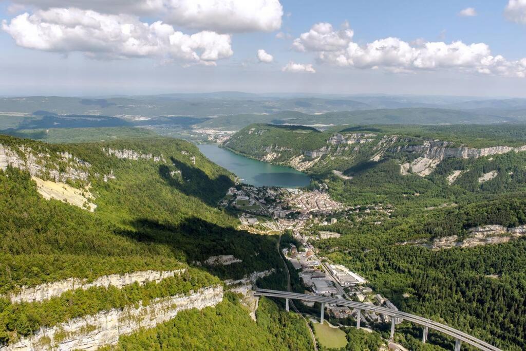 Joli Appartement En Face De Lac Nantua Exterior foto